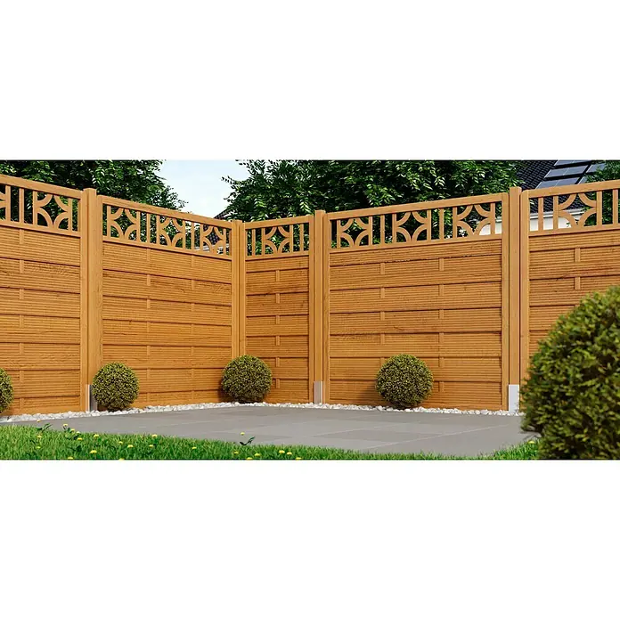 swingcolor Premium Holzlasur - Teak, 4 l, Seidenglänzend - Nahaufnahme eines dekorativen Holzzauns mit Zierelementen und kugelförmigen Büschen, die eine stilvolle und natürliche Gartenbegrenzung bilden.