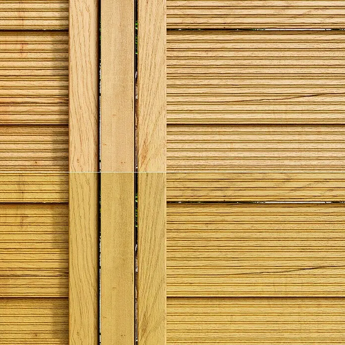 swingcolor Premium Holzlasur - Kiefer, 4 l, Seidenglänzend - Nahaufnahme eines hölzernen Sichtschutzzauns. Das Holz hat eine natürliche Maserung und eine warme Farbe.