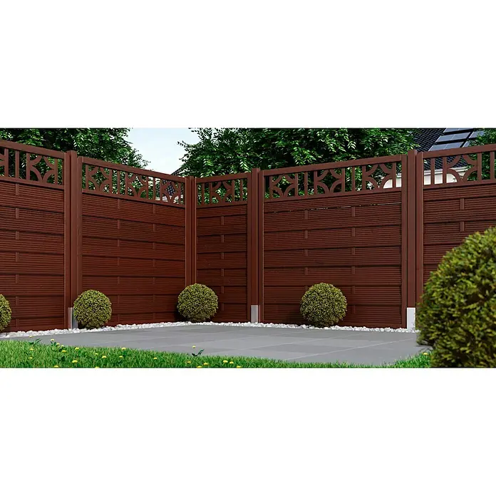 swingcolor Premium Holzlasur - Palisander, 4 l, Seidenglänzend - Eine braune Holzzaun-Sichtschutzwand mit dekorativem Gittermuster und kugelförmigen Büschen auf grauem Steinpflaster.