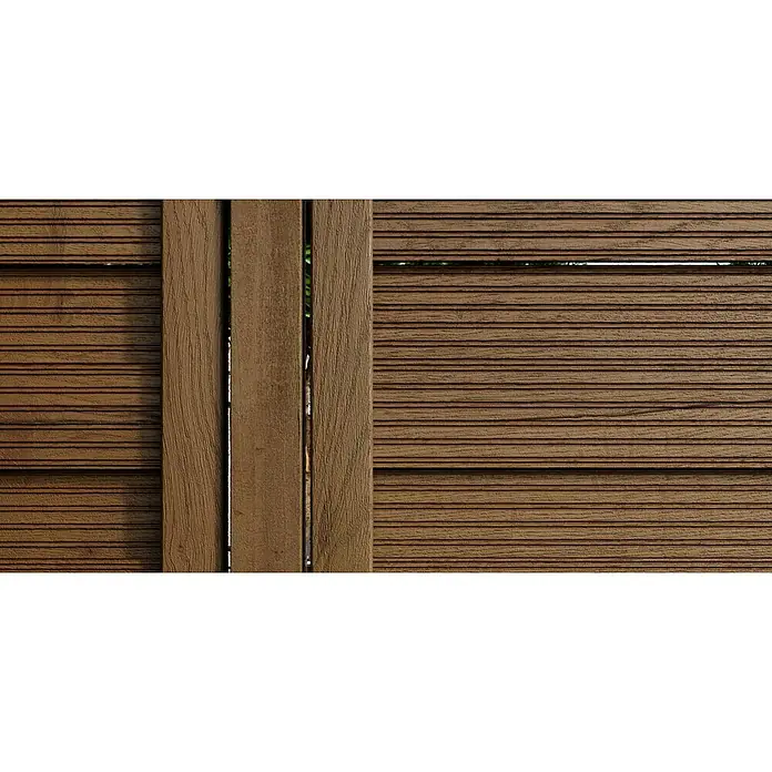 swingcolor Premium Holzlasur - Nussbaum, 4 l, Seidenglänzend - Detailaufnahme eines braunen Sichtschutzzauns aus Holz mit horizontalen Lamellen und vertikalen Stützpfosten.
