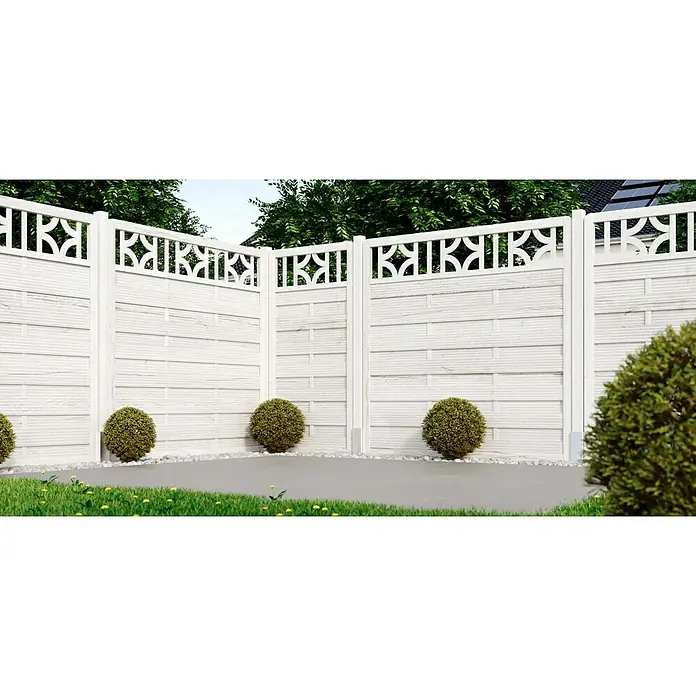 swingcolor Premium Holzlasur - Kalkweiß, 750 ml, Seidenglänzend - Eine elegante weiße Gartenzaun-Ansicht mit dekorativen Ausschnitten und ordentlichen Kugelbüschen, die eine friedliche Atmosphäre schafft.