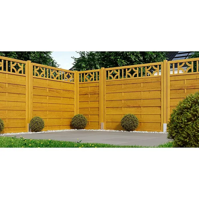 swingcolor Premium Holzlasur - Oregon Pine/Honig, 750 ml, Seidenglänzend - Ein Gartenzaun aus Holz mit dekorativem Oberteil und Kugelbüschen vor grauem Steinpflaster und Rasen.