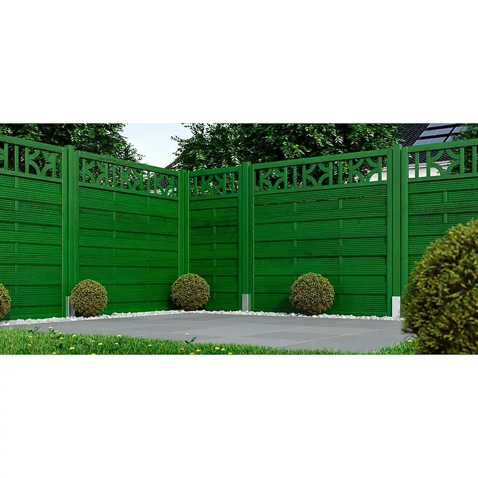 swingcolor Premium DauerschutzlasurWiesengrün, 2,5 l, Seidenglänzend, Lösemittelbasiert - Ein grüner Holzzaun mit dekorativen Ausschnitten und Kugelbüschen, die einen stilvollen und natürlichen Gartenbereich schaffen.