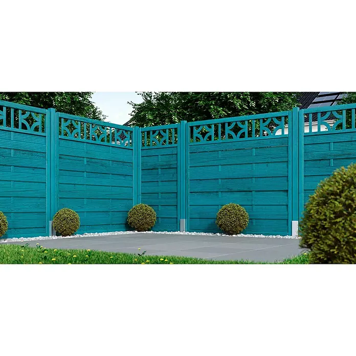 swingcolor Premium Holzlasur - Aquablau, 750 ml, Seidenglänzend - Dieses Bild zeigt einen modern gestalteten, türkisfarbenen Gartenzaun mit dekorativen Ausschnitten, der eine stilvolle und funktionale Privatsphäre bietet.