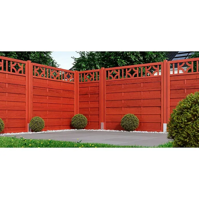 swingcolor Premium Holzlasur - Kirschrot, 750 ml, Seidenglänzend - Nahaufnahme eines rot gebeizten Holzzauns mit Zierleisten, der einen gepflegten Garten mit runden Büschen und Rasen umgibt.