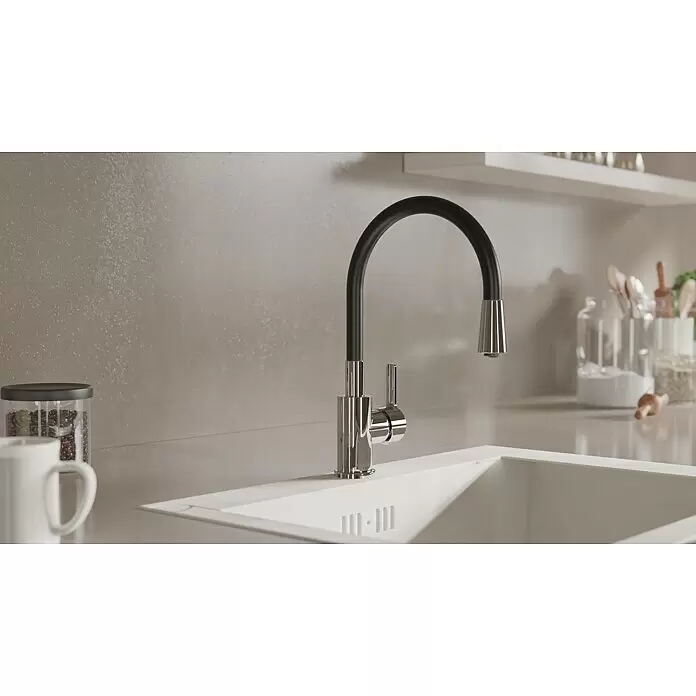 Camargue Spültischarmatur Flexo - Schwarz/Chrom, Glänzend - Schwarz-chrom Küchenarmatur mit flexiblem Auslauf über einer weißen Spüle in einer modernen Küche.