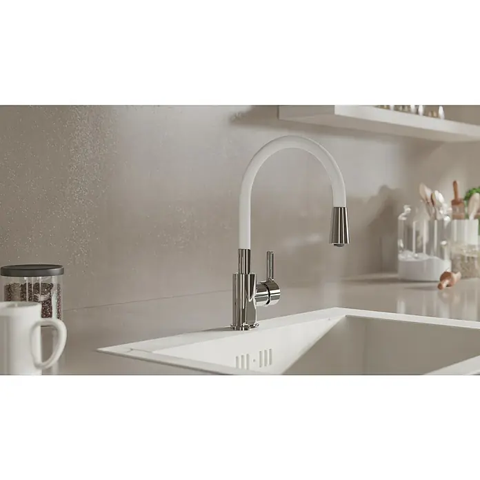 Camargue Spültischarmatur Flexo - Weiß/Chrom, Glänzend - Nahaufnahme einer modernen Küchenarmatur mit weißem, gebogenem Auslauf und glänzenden Chromdetails vor einer stilvollen Küchenkulisse.