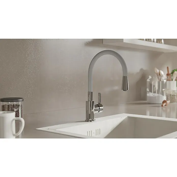 Camargue Spültischarmatur Flexo - Grau/Chrom, Glänzend - Moderne Küchenarmatur mit grauem Schwanenhals und Chromakzenten über einer weißen Spüle. Elegantes Design für jede Küche.