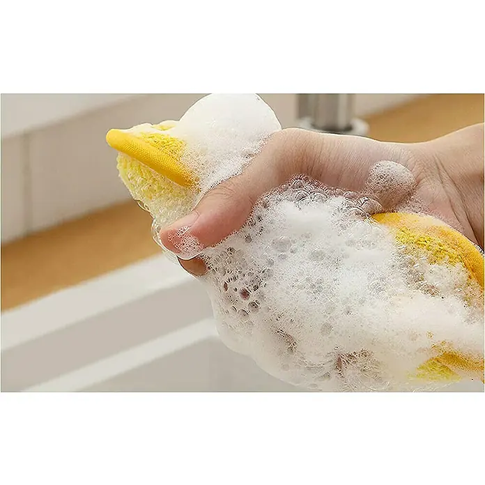 Esponja de limpieza 5 pack - An x L: 10 x 16 cm, Material: Materiales naturales, 5 ud., Multicolor - Primer plano de una mano exprimiendo una esponja de limpieza amarilla con mucha espuma, ideal para cocina y baño.