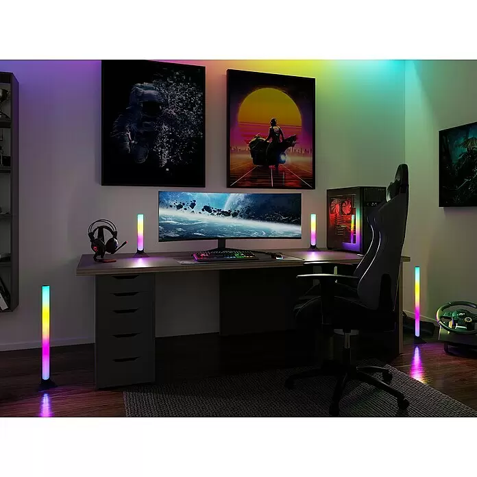 Paulmann Zubehör-Set Lightbar Base - Schwarz, 2 Stk. - Modernes Gaming-Setup mit RGB-Lichtleisten, die Schreibtisch, Monitor, PC und Gaming-Stuhl beleuchten und eine immersive Atmosphäre schaffen.