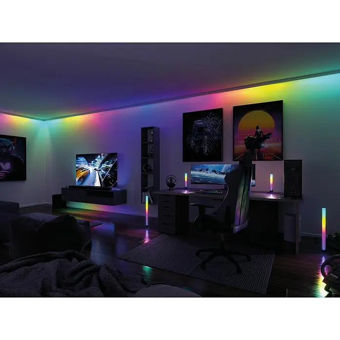 Paulmann LED-Stripes Dynamic Rainbow - Länge: 150 cm, RGB, 4,8 W - Blick in ein modernes Spielzimmer mit farbwechselnden LED-Leuchten, die eine dynamische Atmosphäre schaffen. Ideal für Gamer, die Ambiente suchen.