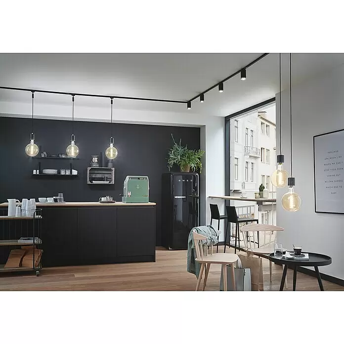 Paulmann LED-Lampe - GU10, Dimmbar, Warmweiß, 460 lm, 7 W, Farbe: Schwarz - Schwarzes Schienensystem mit Pendelleuchten (große runde Glühbirnen) und integrierten Strahlern an einer Decke montiert.