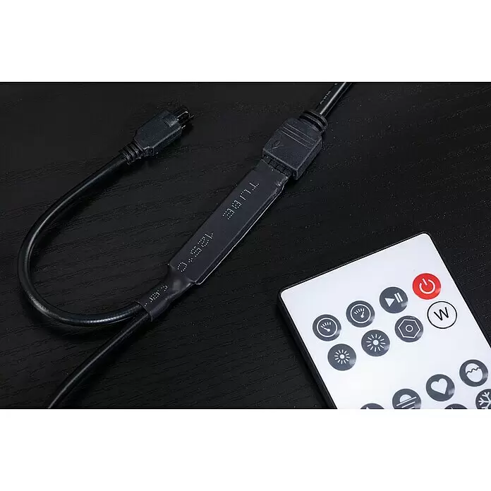 Paulmann LED-Lichtleiste - L x B x H: 30,5 x 3 x 3 cm, Lichtfarbe: RGB, 5 V, 2 Stk. - Schwarzes LED-Streifen-Controllerkabel mit integrierter Steuerungseinheit und weißer Fernbedienung auf dunklem Untergrund.