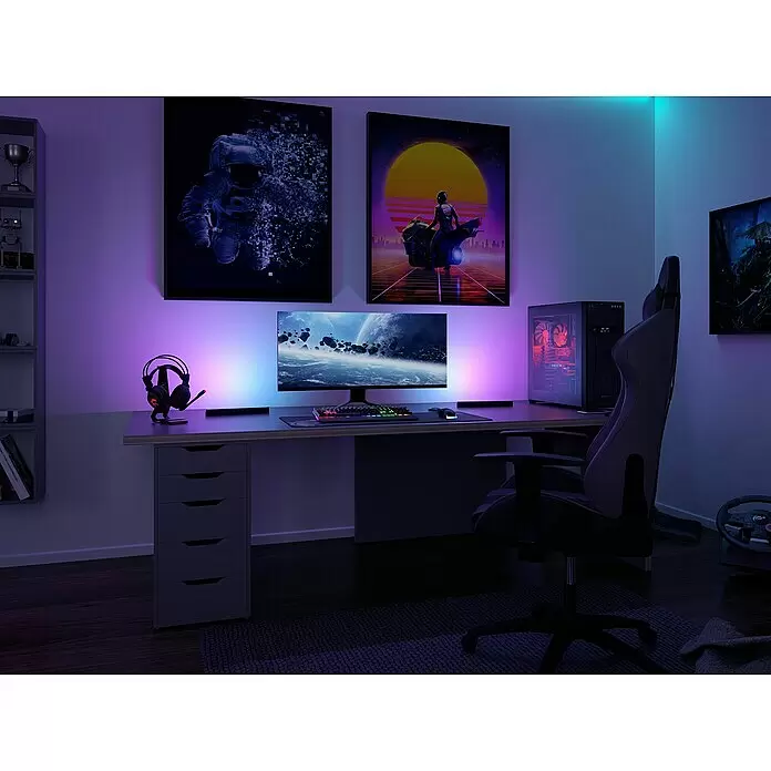 Paulmann LED-Lichtleiste - L x B x H: 30,5 x 3 x 3 cm, Lichtfarbe: RGB, 5 V, 2 Stk. - Ein modernes Gaming-Schreibtisch-Setup mit Monitor, PC-Tower und ergonomischem Stuhl, beleuchtet von violettem und blauem Umgebungslicht.