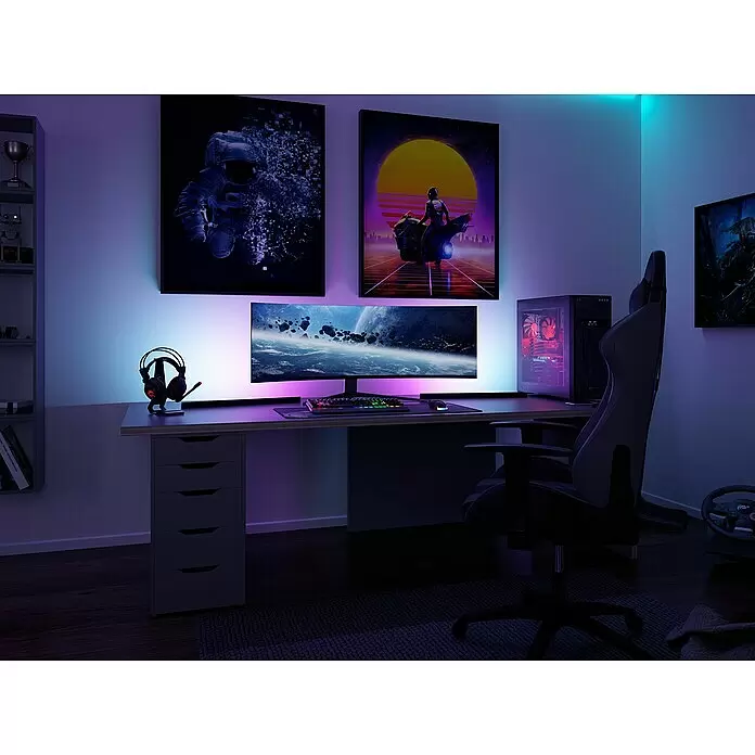 Paulmann LED-Lichtleiste - L x B x H: 60,5 x 3 x 3 cm, Lichtfarbe: RGB, 5 V, 2 Stk. - Moderne Gaming-Einrichtung mit Schreibtisch, Monitor, leuchtendem PC, RGB-Tastatur, Kopfhörern und Stuhl, beleuchtet durch lebendige Raumbeleuchtung.