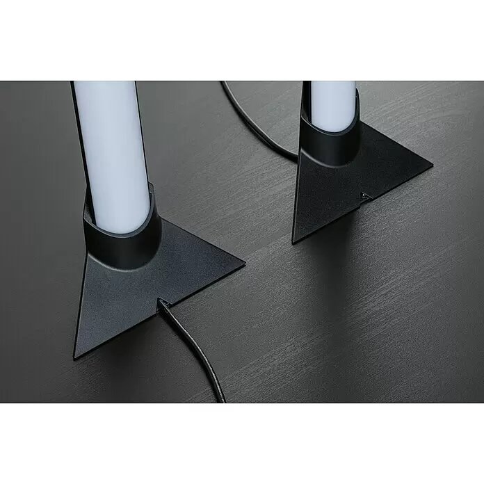 Paulmann Zubehör-Set Lightbar Base - Schwarz, 2 Stk. - Zwei weiße zylindrische Leuchten in schwarzen dreieckigen Basen; eine mit schwarzem Kabel verbunden.