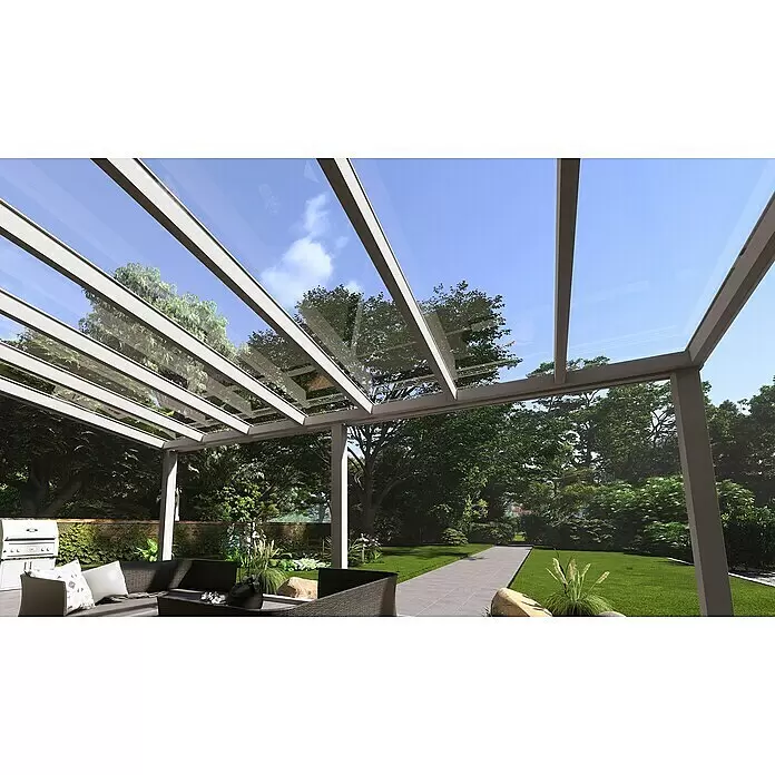 Gardendreams Terrassenüberdachung Essence - B x T: 500 x 335,5 cm, Anthrazitgrau, Verbundsicherheitsglas (VSG), Klar - Weiße Metall- und Glaspergola über einer Terrassensitzecke im Freien.