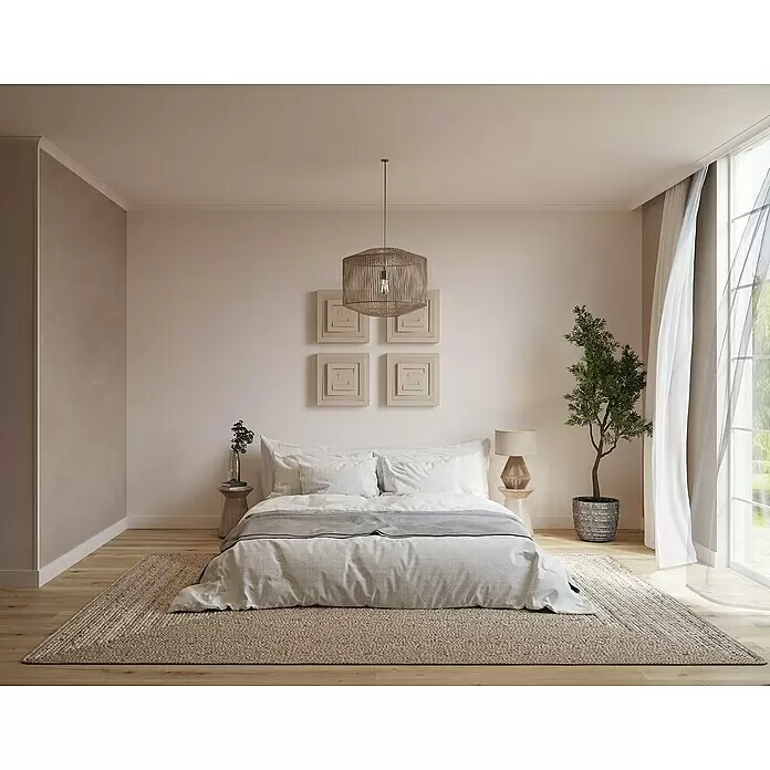 Nmc Decoflair Zierprofil Deckenleiste D20 - 2 Stk., 2 m x 50 mm x 50 mm, Extrudiertes Polystyrol (XPS) - Gemütliches Schlafzimmer mit einem Bett mit heller Leinenbettwäsche und einem grauen Überwurf, auf einem naturfarbenen Flechtteppich.