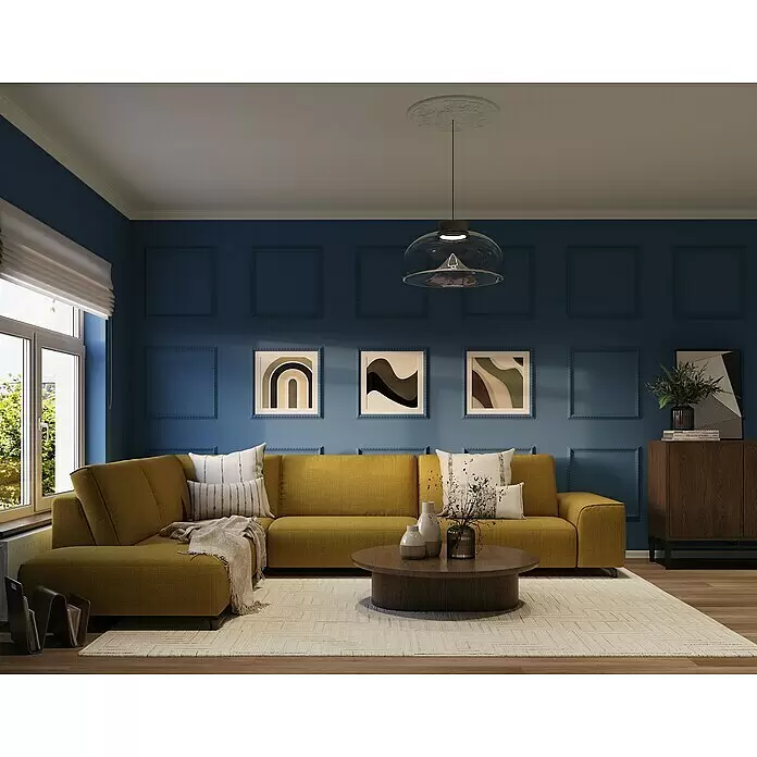 Nmc Decoflair Zierprofil Sockelleiste C4 - 2 m x 17 mm x 55 mm, Hochverdichtetes extrudiertes Polymer (HDPS) - Senfgelbes Ecksofa mit Zierkissen auf einem hellen Teppich in einem Wohnzimmer.