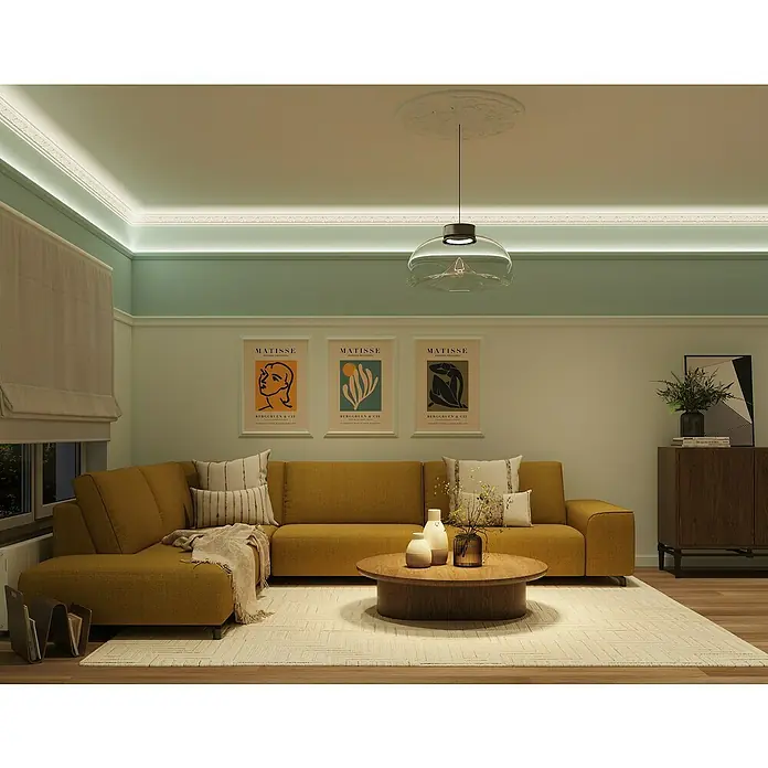 Nmc Decoflair Zierprofil CL13 - L x B x H: 2 m x 18 mm x 55 mm, Hochverdichtetes extrudiertes Polymer (HDPS) - Wohnzimmer mit senfgelbem Ecksofa, Couchtisch und minimalistischer Pendelleuchte. Dekorative Details schaffen eine gemütliche Atmosphäre.