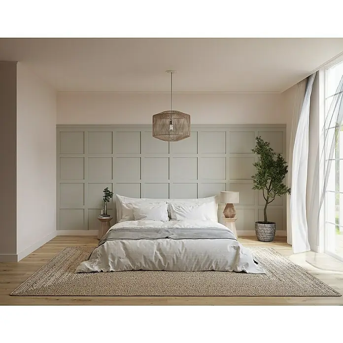 Nmc Decoflair Zierprofil Deckenleiste D4 - 2 Stk., 2 m x 30 mm x 35 mm, Extrudiertes Polystyrol (XPS) - Schlafzimmer mit großem Bett, weicher Bettwäsche, einem gemütlichen Teppich und einem dekorativen Lampenschirm, der eine entspannende Atmosphäre schafft.
