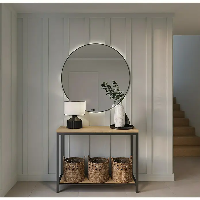 Nmc Decoflair Zierprofil Wandleiste C9 - 2 m x 15 mm x 70 mm, Hochverdichtetes extrudiertes Polymer (HDPS) - Elegantes Interieur mit einem runden Spiegel über einer Konsole mit Körben, Lampe und dekorativen Vasen, das eine stilvolle Raumatmosphäre schafft.
