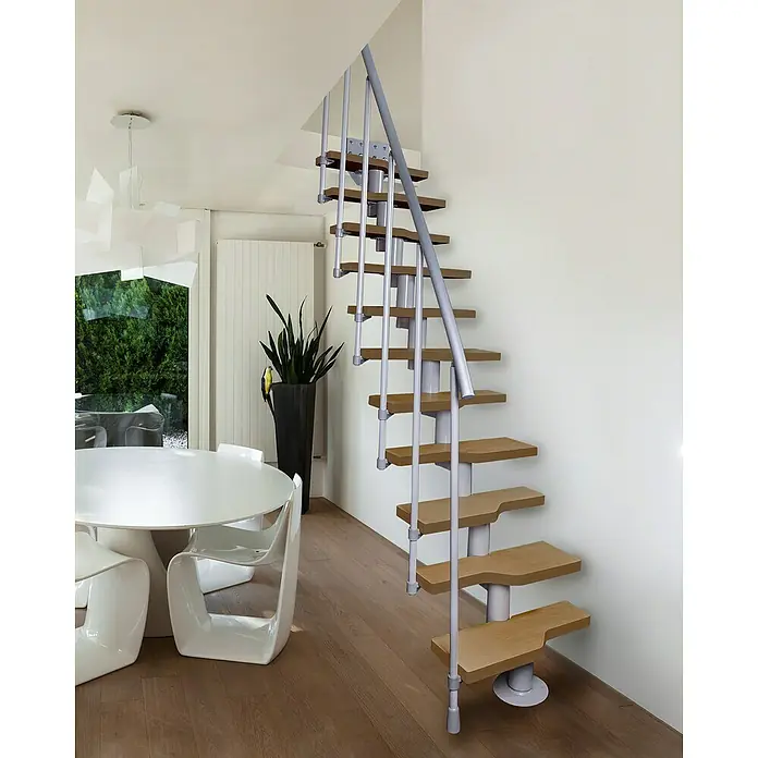 Atrium Raumspartreppe Mini - Farbton Metall: RAL 9006, Breite: 60 cm, Buche, Geschosshöhe: 222 cm - 300 cm - Einzigartige Wendeltreppe aus Holz und Metall. Das moderne Design fügt sich nahtlos in den hellen Wohnraum ein und bietet einen eleganten Aufstieg.
