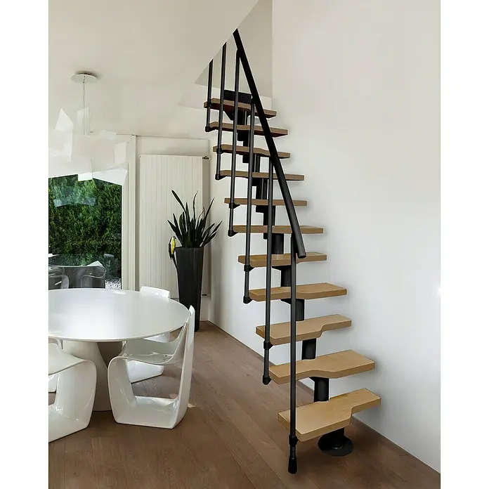 Atrium Raumspartreppe Mini - Farbton Metall: RAL 9005, Breite: 60 cm, Buche, Geschosshöhe: 222 cm - 300 cm - Elegante Wendeltreppe mit Holzstufen und schwarzem Geländer, die einen modernen Akzent in den Raum bringt.