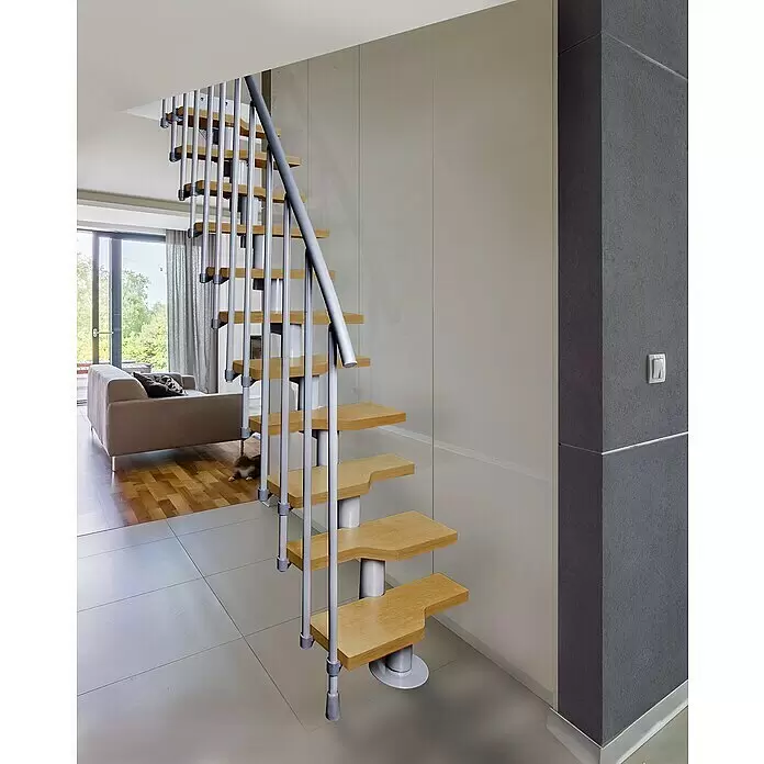 Atrium Raumspartreppe Mini Vertical - Farbton Metall: RAL 9006, Breite: 60 cm, Buche, Geschosshöhe: 222 cm - 300 cm - Moderne Wendeltreppe mit hellen Holzstufen und silbernen Metallgeländern in einem modernen Wohnambiente.