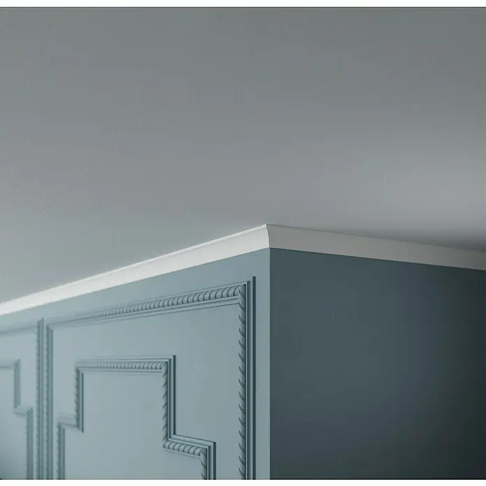 Nmc Decoflair Zierprofil Deckenleiste C6 - 2 m x 20 mm x 30 mm, Hochverdichtetes extrudiertes Polymer (HDPS) - Detailaufnahme einer eleganten Wandgestaltung mit Zierleisten und weißem Deckenstuck, die ein klassisches Raumambiente schafft.