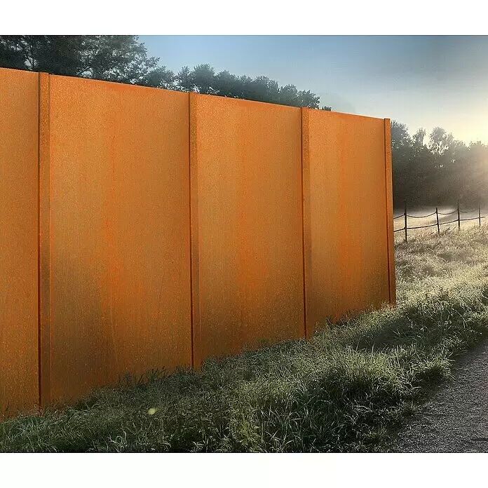 Palatino Zaunpfosten - Höhe: 240 cm, Rost - Rostfarbene Sichtschutzwand aus Cortenstahl in einer natürlichen Außenumgebung.