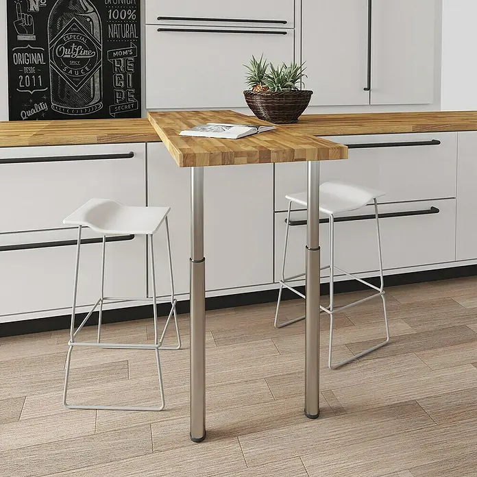 Rei Teleskop-Möbelfuß - Durchmesser: 6 cm, Höhenverstellung: 70 cm - 110 cm, Stahl - Dieses Bild zeigt einen Küchentisch mit Barhockern und einer dekorativen Ananaspflanze, die eine gemütliche Atmosphäre schafft.