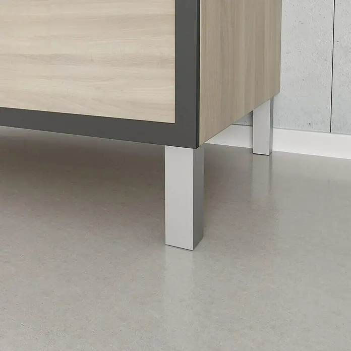Rei Möbelfuß-Set - L x B x H: 4 x 4 x 15 cm, Aluminium, 4 Stk. - Nahaufnahme eines modernen Waschtischs mit grauer Umrandung und silbernen Füßen, der ein elegantes Badezimmerdesign hervorhebt.\n