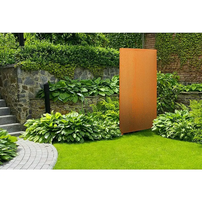 Palatino Space Vertical Zaun-Set Set Uni - 917 x 180 cm, Rost - Rostfarbene Cortenstahl-Gartenwand als dekoratives Element in einem grünen Garten, umgeben von üppigem Grün.