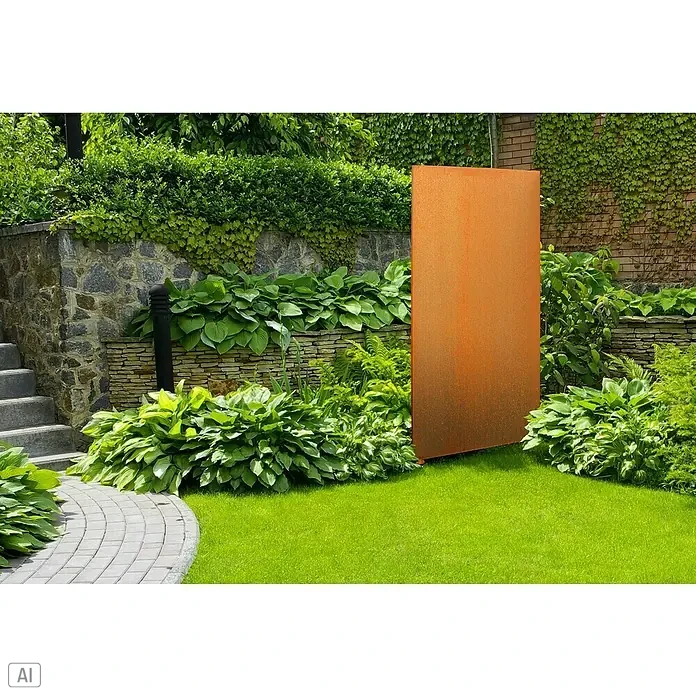Palatino Space Vertical Zaun-Set Set Uni - 966 x 180 cm, Rost - Rostfarbene Cortenstahl-Gartenwand als dekoratives Element in einem grünen Garten, umgeben von üppigem Grün.