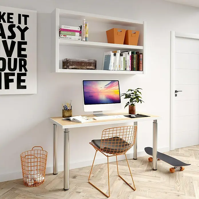 Rei Teleskop-Möbelfuß - Durchmesser: 6 cm, Höhenverstellung: 70 cm - 110 cm, Stahl - Eine moderne Büroecke mit einem Schreibtisch, einem iMac, einem Drahtstuhl und einer an der Wand befestigten Regaleinheit. Die Einrichtung ist stilvoll und funktional.