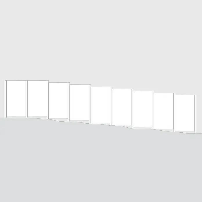 Palatino Space Vertical Zaun-Set Set Uni - 966 x 180 cm, Rost - Eine Reihe von weißen, rechteckigen Tafeln, die auf einem leicht abfallenden grauen Untergrund stehen und ein abstraktes, minimalistisches Design bilden.