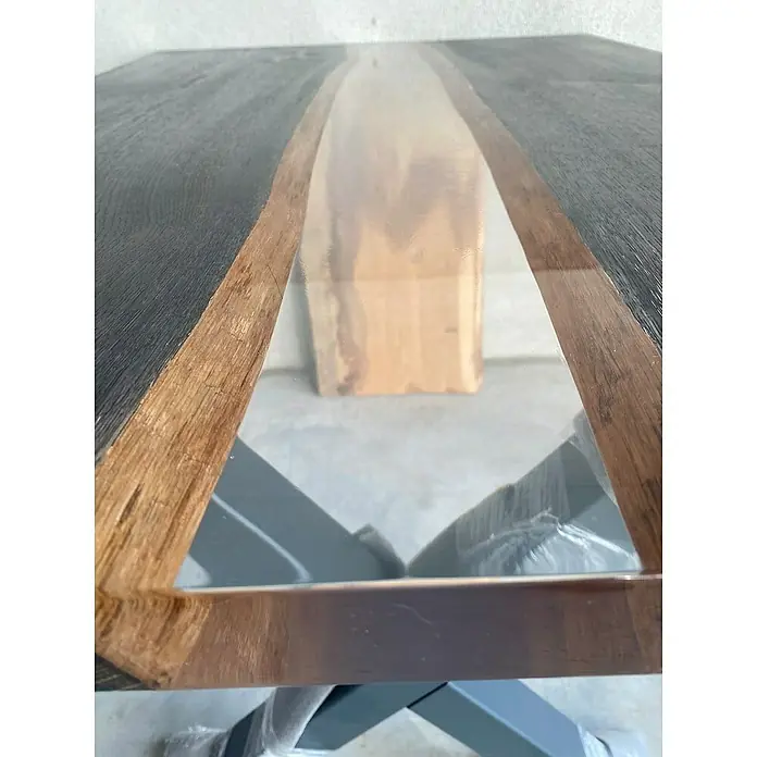Epoxidharz Kunstharz Brilliant Shine - Glasklar, 0,75 l - Detailansicht eines modernen Esstisches mit einer Tischplatte aus dunklem Holz und einer Epoxidharzfüllung.