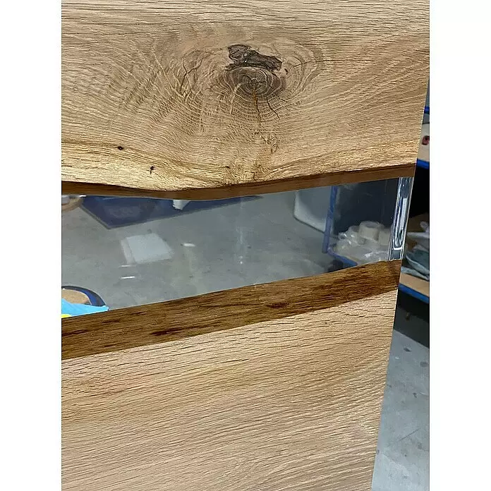 Epoxidharz Kunstharz Brilliant Shine - Glasklar, 1,5 l - Holztischplatte aus Eiche mit natürlicher Kante und transparenter Epoxidharz-Einlage, die eine Fluss-Optik erzeugt.