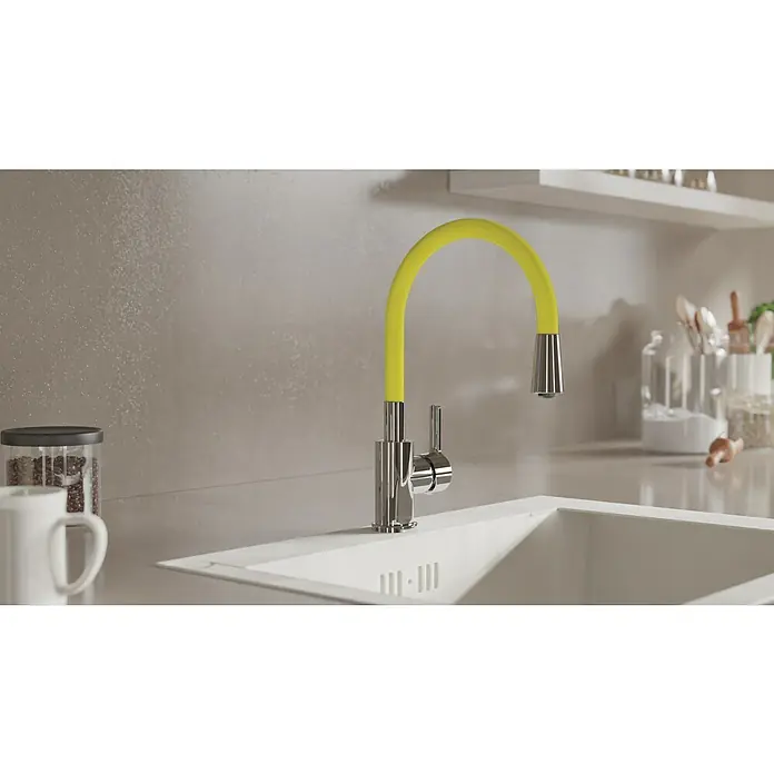 Camargue Spültischarmatur Flexo - Gelb, Glänzend - Eine Nahaufnahme eines modernen Spültischhahns mit einem gelben, flexiblen Auslauf in einer hellen Küche, der einen Hauch von Farbe verleiht.