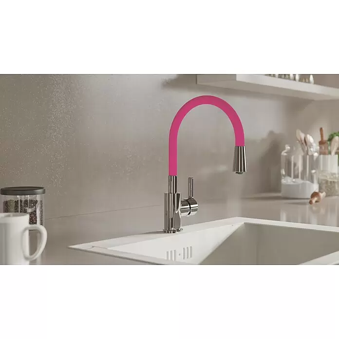 Camargue Spültischarmatur Flexo - Pink/Chrom, Glänzend - Ein verchromter Küchenwasserhahn mit hellrosa flexiblem Bogen über einer weißen Spüle.