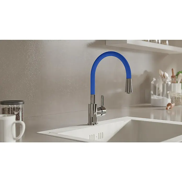 Camargue Spültischarmatur Flexo - Blau, Glänzend - Eine Küchenspüle mit einem modernen Wasserhahn mit blauem, gebogenem Auslauf und glänzendem Chromfinish, umgeben von Küchenutensilien.