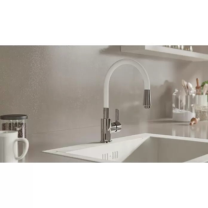 Camargue Spültischarmatur Flexo - Niederdruck, Weiß/Chrom, Glänzend - Moderner Küchenwasserhahn mit weißem flexiblem Bogen und Chromoberfläche in einem weißen Spülbecken.