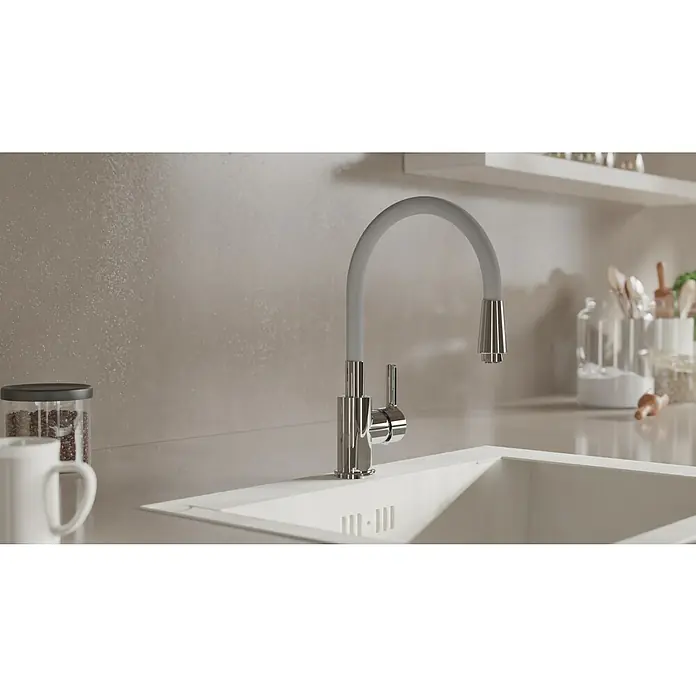 Camargue Spültischarmatur Flexo - Niederdruck, Grau/Chrom, Glänzend - Nahaufnahme einer Küchenarmatur mit flexiblem Auslauf in einer modernen Küche. Elegantes Design trifft auf Funktionalität.