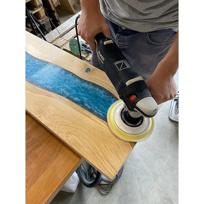 CreativEpoxy Gießharz Resin 50 A+B - 6,75 kg, Passend für: Bis zu 50 mm Schichtstärke - Schleifen eines Holztisches mit Epoxidharz-Fluss mit einer Poliermaschine von Rupes für eine glatte Oberfläche.