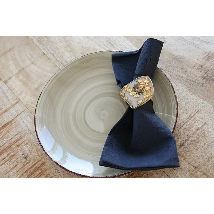 CreativEpoxy Gießharz Resin 20 A+B - 850 g, Passend für: Bis zu 20 mm Schichtstärke - Ein dekorativer Essteller mit einer stilvollen Serviette und einem goldenen Serviettenring auf einem Holztisch.