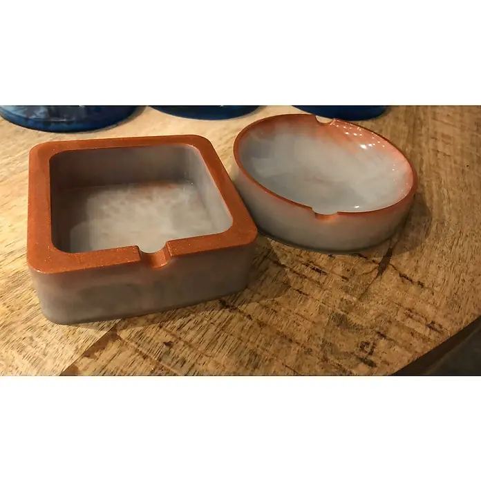 CreativEpoxy Gießharz Resin 50 A+B - 6,75 kg, Passend für: Bis zu 50 mm Schichtstärke - Zwei moderne Aschenbecher aus Kunstharz in quadratischer und ovaler Form, ideal für stilvolle Raucherbereiche.
