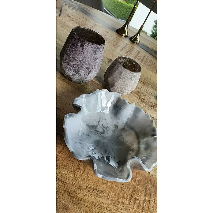 CreativEpoxy Gießharz Resin 20 A+B - 850 g, Passend für: Bis zu 20 mm Schichtstärke - Dekoratives Arrangement mit zwei Vasen in Steinoptik und einer grauen Schale auf einem Holztisch.