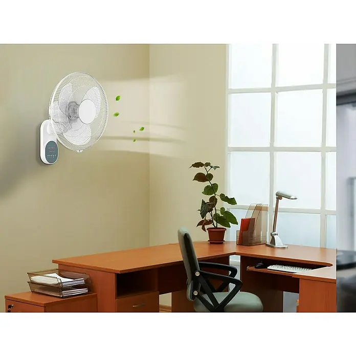 Purline Venty Ventilador de pared WA 55 - Blanco, 40 cm, 55 W - Ventilador de pared en un entorno de oficina. El ventilador blanco está montado en la pared, proporcionando una brisa fresca en la habitación.