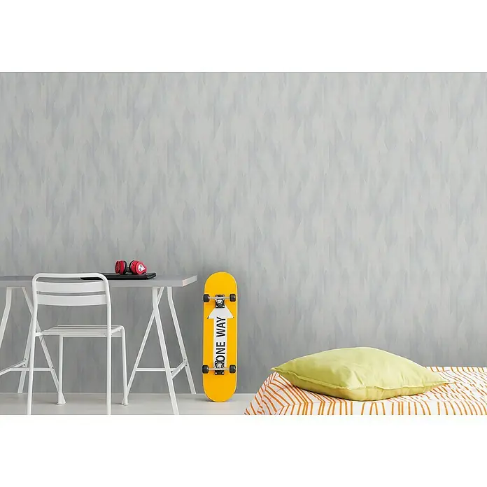 A.S. Création Metropolitan Stories Travel Styles Vliestapete Vintage - Mustergrau, Grafisch, 10,05 x 0,53 m - Ein gelbes Skateboard lehnt an einer grauen Wand, neben einem Tisch mit Kopfhörern und einem Kissen auf einem Bett. Jugendliches Zimmerambiente.